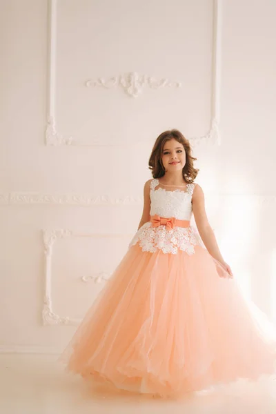 Pequena princesa feliz em vestido bonito andar através do grande estúdio — Fotografia de Stock