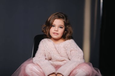 Güzel genç bir şeftali rengi örme kazak modeli. Moda makyaj ve saç