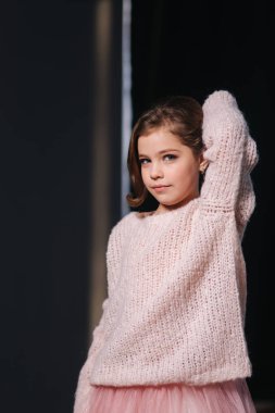 Güzel genç bir şeftali rengi örme kazak modeli. Moda makyaj ve saç