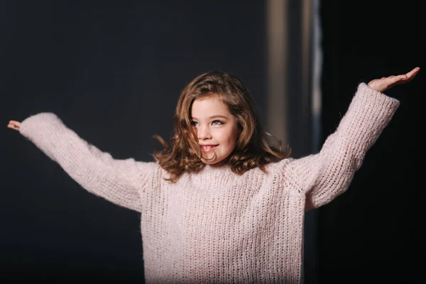 Hermosa modelo joven en un suéter de punto de color melocotón. Maquillaje y peinado de moda — Foto de Stock