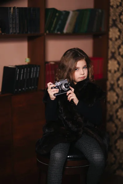 La niña hace una foto en una vieja cámara. Biblioteca —  Fotos de Stock