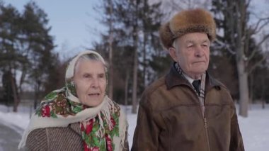 Kış zamanında parkta romantik üst düzey çift walkink. Sonsuza kadar seveceğim