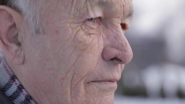 Primer plano del anciano en sombrero de invierno. El viejo tiene misthins en la cara. Feliz abuelo. — Vídeo de stock