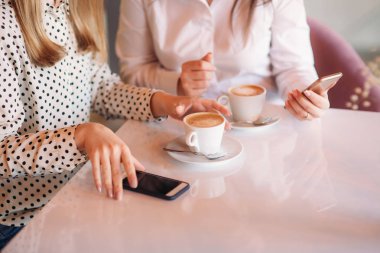 Kızlar içki kahve ve sohbet için işten onların mola. Caffe kapuçino.