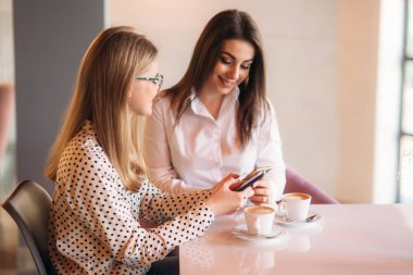 Kızlar içki kahve ve sohbet için işten onların mola. Caffe kapuçino.