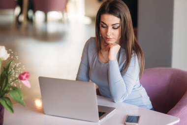 onu laptop bir restoranda çalışan esmer kadın