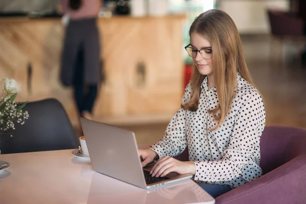 Mulher de negócios com laptop e telefone no café — Fotografia de Stock