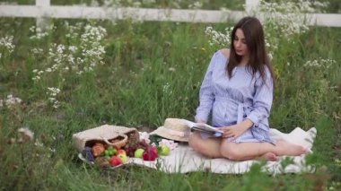 Alanında kitap okuma güzel gelecekte anne. Meyve kabul etti