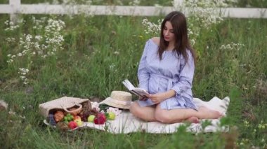 Alanında kitap okuma güzel gelecekte anne. Meyve kabul etti