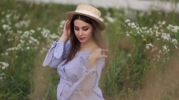 Portrét těhotné ženy. Krásná mladá žena s pletená čepice. Odpočinek — Stock video