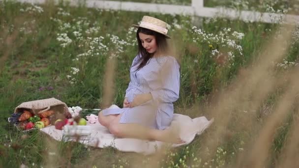 Портрет беременной женщины. Красивая молодая женщина в вязаной шляпе. Расслабьтесь — стоковое видео