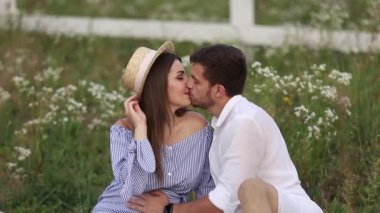 Beutiful iki alanın içinde. Hamile kadın ile onun husbant. Giymiş mavi ve beyaz renk.