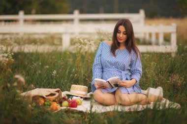 Alanında kitap okuma güzel gelecekte anne. Meyve kabul etti