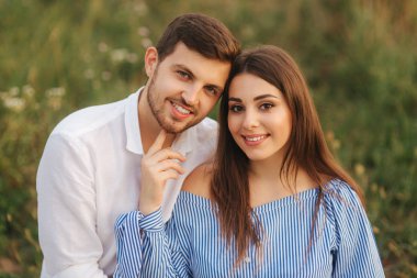 Erkek ve kadın portresi. Çim arka plan. Mutlu bir aile