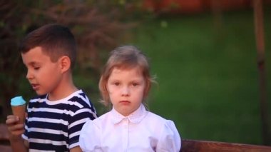 Küçük erkek ve kız çalıştırmak ve yürütmek. Karahindiba patlattılar. günbatımı