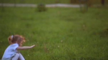 Küçük erkek ve kız çalıştırmak ve yürütmek. Karahindiba patlattılar. günbatımı