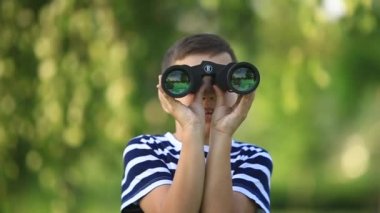 Parkta yürüyüş ve dürbün seyir küçük çocuk