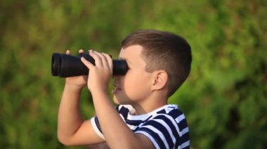 Parkta yürüyüş ve dürbün seyir küçük çocuk