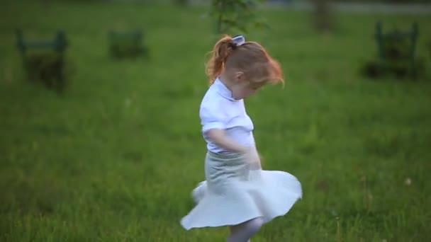 Malý chlapec a dívka běhat a hrát. Rozfoukávají pampeliška. Západ slunce — Stock video