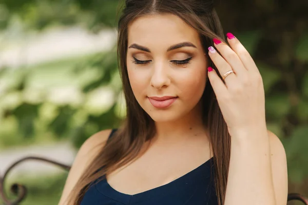 Retrato de cerca de una mujer hermosa. Feliz dama sonrisa y regocijo. Maquillaje desnudo — Foto de Stock