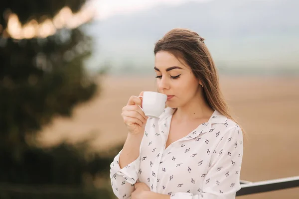 Portréja kívül a gyönyörű nő. Ő egy kávét iszik a teraszon — Stock Fotó