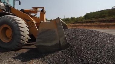 Ulaşım çakıl. Traktör çakıl taşı alır. Endüstriyel