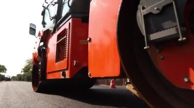 Sıkıştırma ve tesviye finişer taşıyıcı düz yeni yapılan bir yolda. Asfalt paver asfalt tamir şehir yolda uygulama