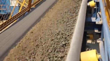 Çakıl veya Asfalt asfalt fabrikası yol boyunca hareket eder. Asfalt dışında yapma