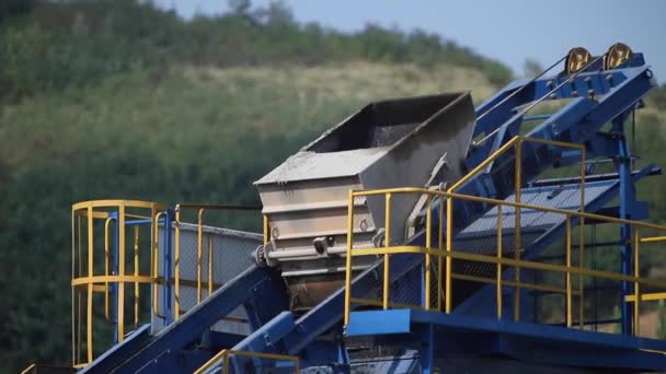 Mechanism rives gravel container. mountain in background — Stock Video