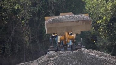 Ulaşım çakıl. Traktör çakıl dökülen. Endüstriyel
