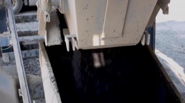 Bitmiş asfalt tankı düşüyor. Siyah asfalt bir sonraki aşaması için hazırdır. Fabrika dışında
