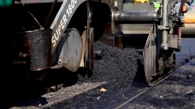 Asfalt üzerine hazırlanan yol yapım makine asfalt dökülen