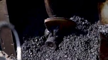 Sıcak katran taşlarla karıştırılmış asfalt. En iyi inşaat malzemeleri. bitumen