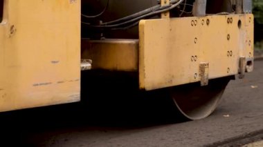 Sıkıştırma ve tesviye finişer taşıyıcı düz yeni yapılan bir yolda. Asfalt paver asfalt tamir şehir yolda uygulama
