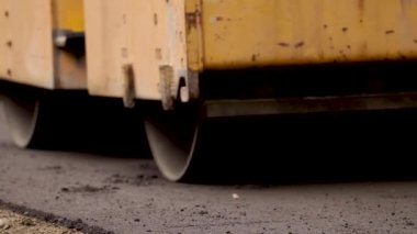 Sıkıştırma ve tesviye finişer taşıyıcı düz yeni yapılan bir yolda. Asfalt paver asfalt tamir şehir yolda uygulama