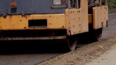 Sıkıştırma ve tesviye finişer taşıyıcı düz yeni yapılan bir yolda. Asfalt paver asfalt tamir şehir yolda uygulama