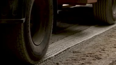 Caterpillar tekerlekli makine hareket olsa da yol. Asfalt