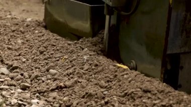 Caterpillar tekerlekli makine hareket olsa da yol. Asfalt