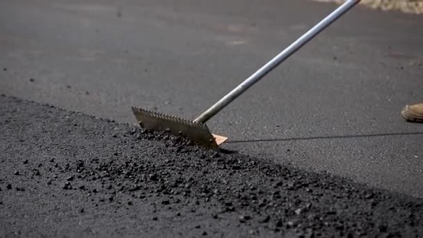 Neues Rad trimmen. Asphalt auf der Straße. Bitumen — Stockvideo