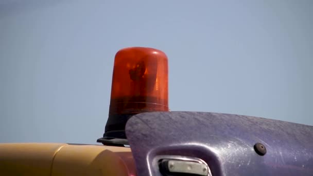 Closeup view of orange sire. Alarm and emergansy flashing. Light is spinning and warning people of dengerin the construction area. Day — Stock Video