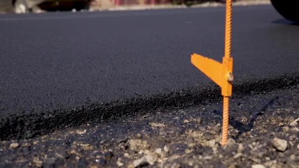 Paver mover på en platt nygjorda road, RAMMA och utjämning. Asfaltläggare tillämpa asfalt på vägen reparerade city — Stockvideo