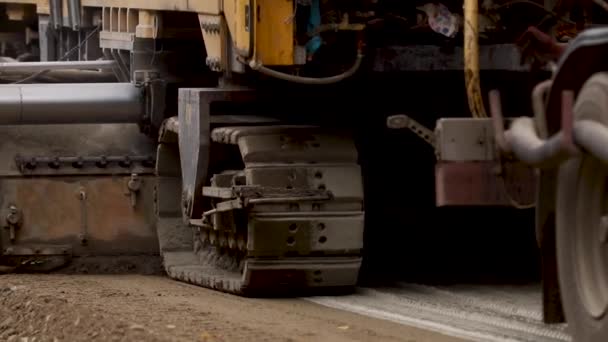 Тяжёлые машины, работающие на реконструкции улиц — стоковое видео