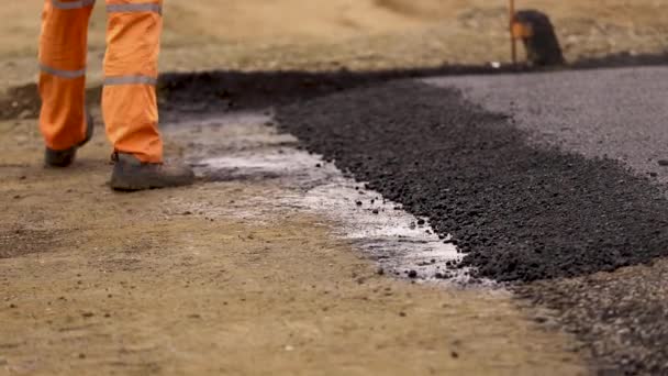 Trimming new rad. Asphalt on the road. Bitumen — Stock Video