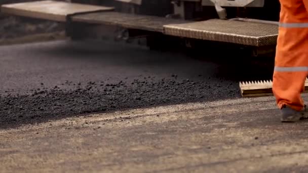 Neues Rad trimmen. Asphalt auf der Straße. Bitumen — Stockvideo