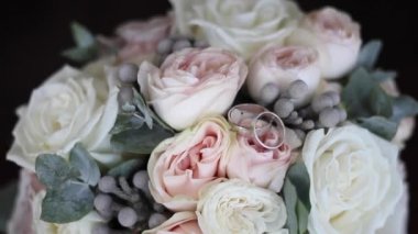 Düğün buketi beyaz altın halkalar. Çiçek yüzük.