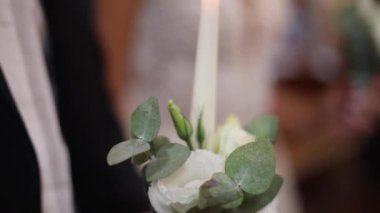 Gooms takım elbiseyi ilik. Güzel çiçekler