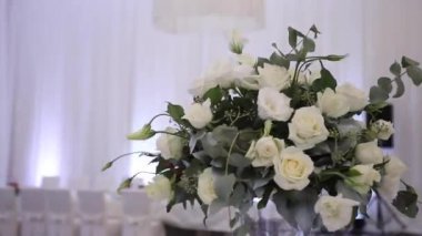 Düğün buketi restoranda masanın üzerinde. Beyaz çiçekler. Rose ve ortanca