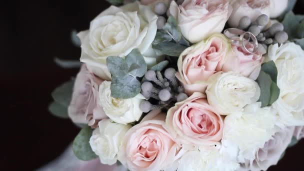 Fehér arany gyűrűk az esküvői csokor. A virágok gyűrűk — Stock videók