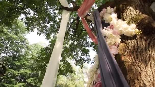 Beau grand arbre décoré pour la cérémonie de mariage 