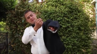 Giyinmiş yakışıklı adam dışında. Beyaz gömlek ve siyah papyon. Adam için Klasik Görünüm